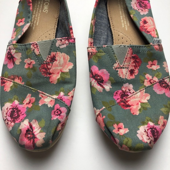 TOMS Rose Print Slip on Sneakers Blue Pink Size 7.5 - Picture 2 of 6